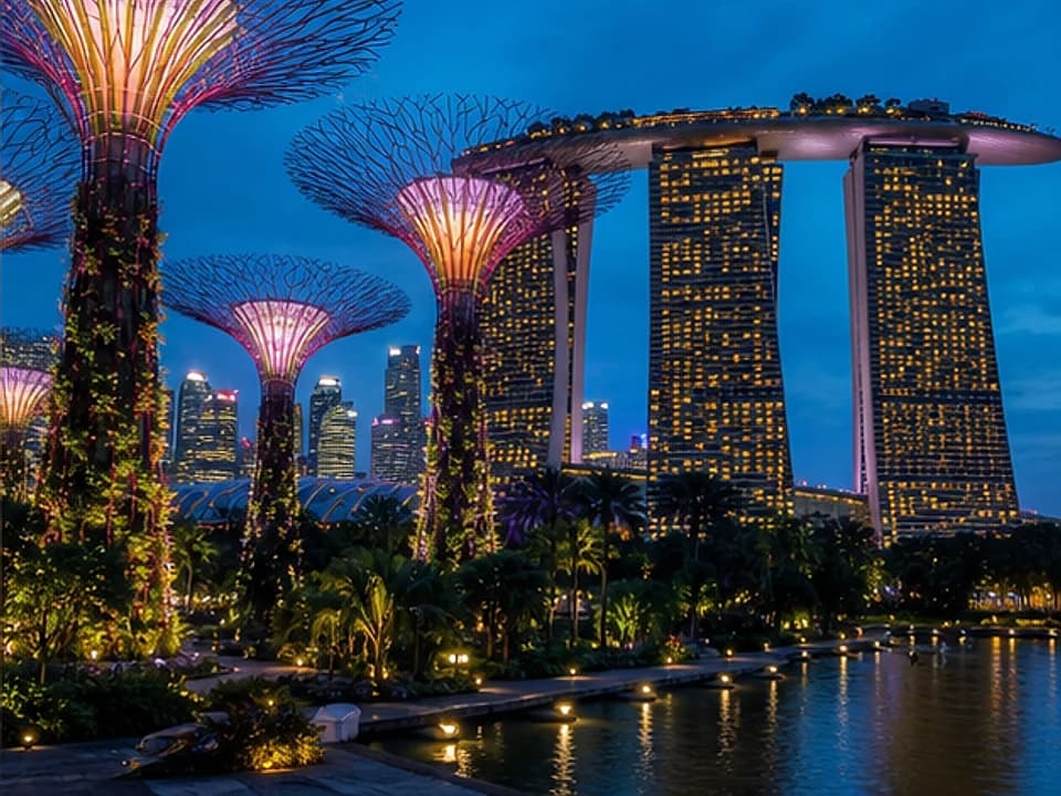 Tour the hawker centres experience in Singapore