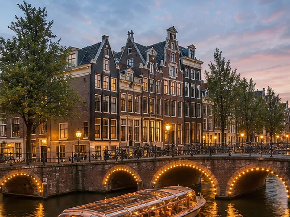 Taste a market experience in Amsterdam