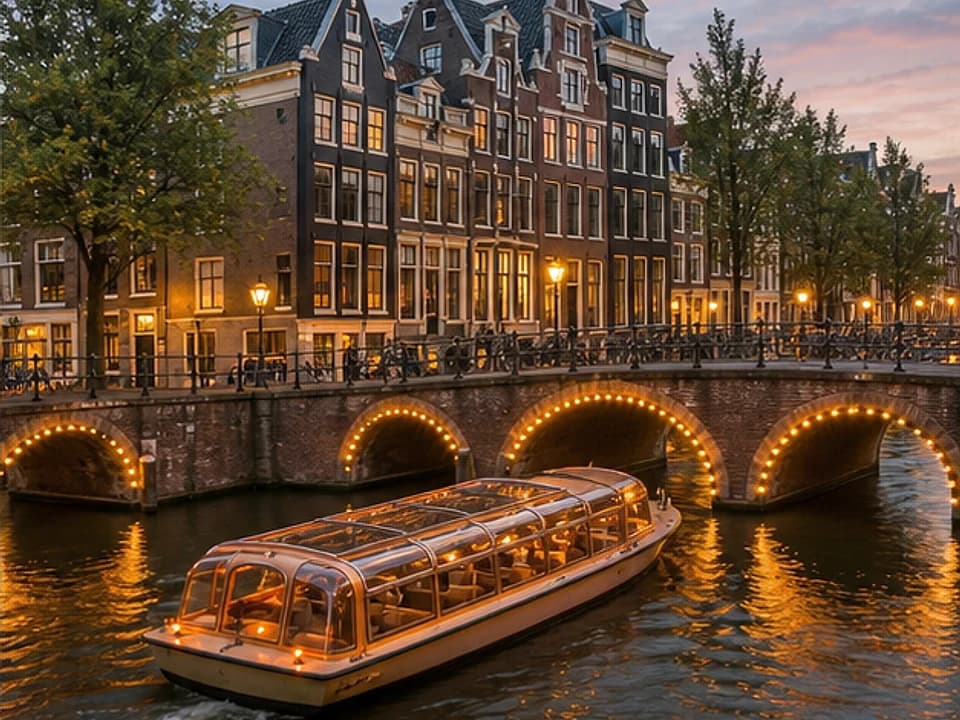 Cruise the canals experience in Amsterdam